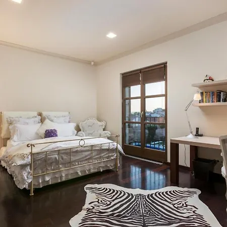 Sleeps 10 Pool Air Con Wifi Split
