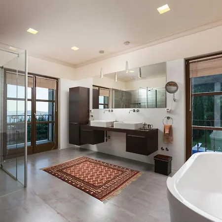 Sleeps 10 Pool Air Con Wifi فيلة